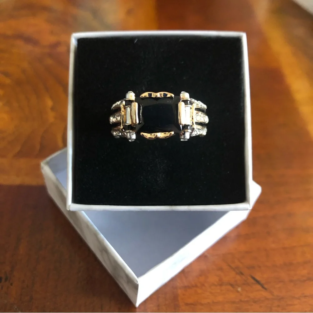 Men’s fashionable faceted black stone gold metal gentleman band ring NWT 13